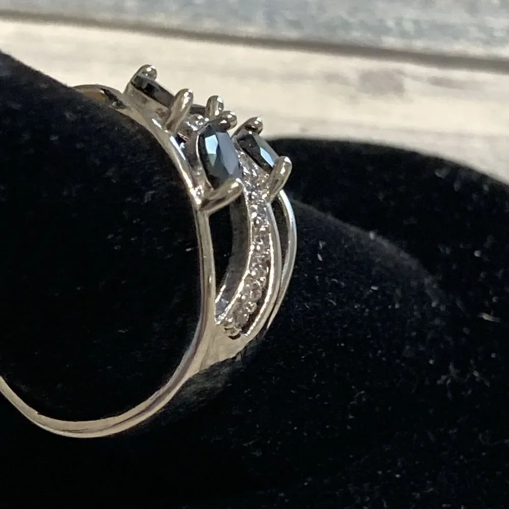 Costume Cocktail Ring size 7.5 Black Stones silver tone ring NWOT clear crystals